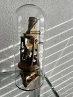 Antiker Theodolit mit Glasglocke