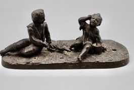Zwei spielende Kinder antik Figuren
