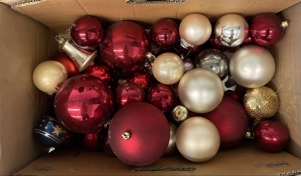 Alle Dekorationen: Weihnachtskugeln-Set, Vintage Christbaumkugeln, Rot/Gold – Neu (gemäss Beschreibung) aus Au ZH von Jaggy4 4