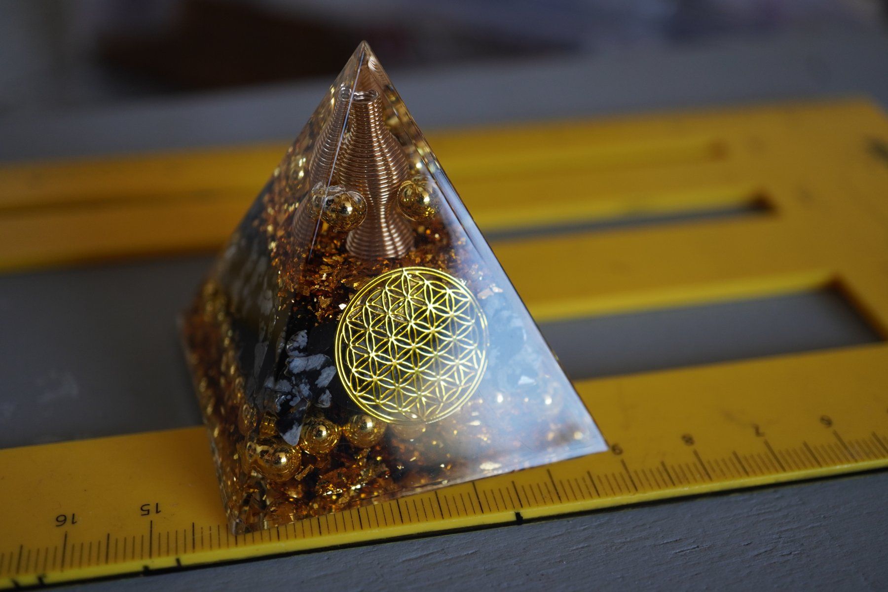 Minerali & Pietre curative: Hochwertige Orgonit-Pyramide Blume Des Lebens – Nuovo e nell'imballaggio originale da Eschenbach SG venduto da topstone 3