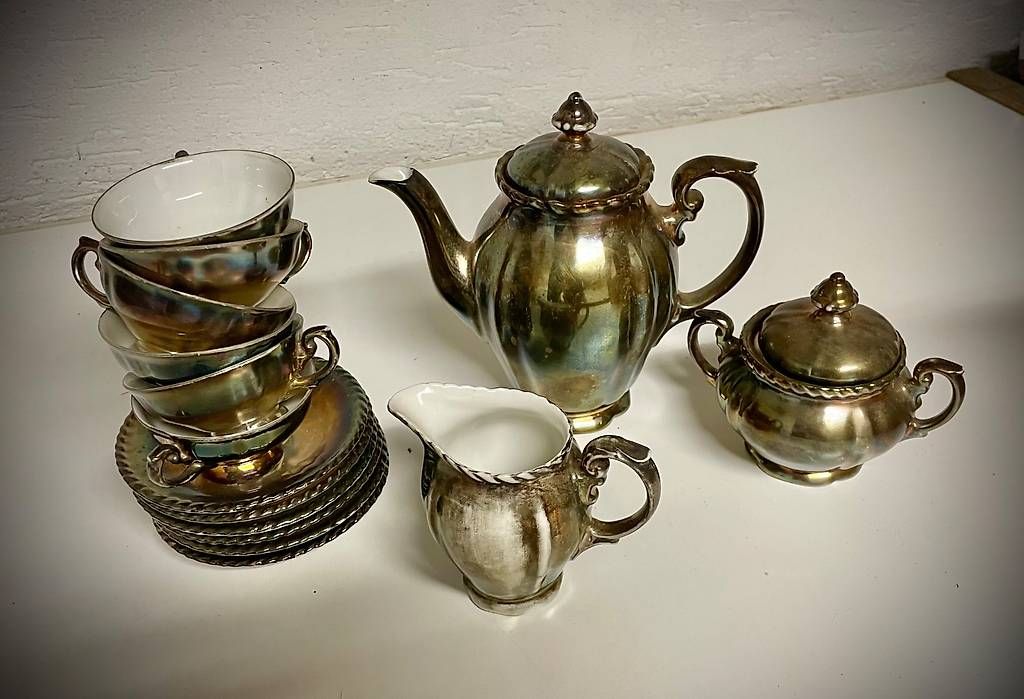 Set di piatti: Antikes Tee- und Kaffeeservice mit Perlmuttschimmer – Usato da Chur venduto da jol_knw6