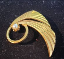 Elegante Vintage Brosche in Goldoptik mit Perle