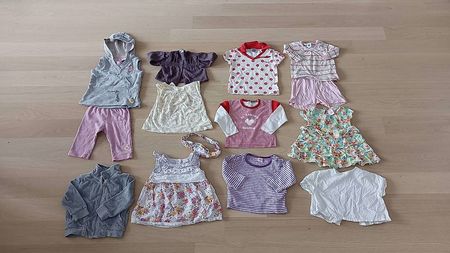 Lot d'habit fille de 7 à 9 mois, 24 pièces.