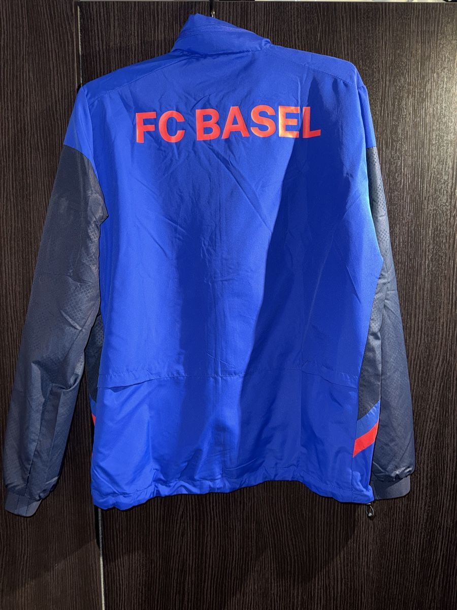 Giacche: FC Basel Jacke Macron, Grösse M, neu, wasserfest – Nuovo e nell'imballaggio originale da Dornach venduto da iansitoo 1