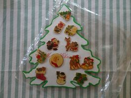 12 Stk. Pins Weihnachten auf Kartonsteller Tanne - M146