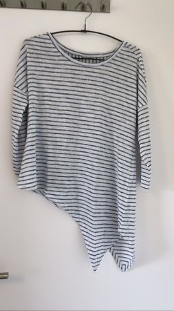 Asymmetrischer Pullover weiss/blau Gr. S