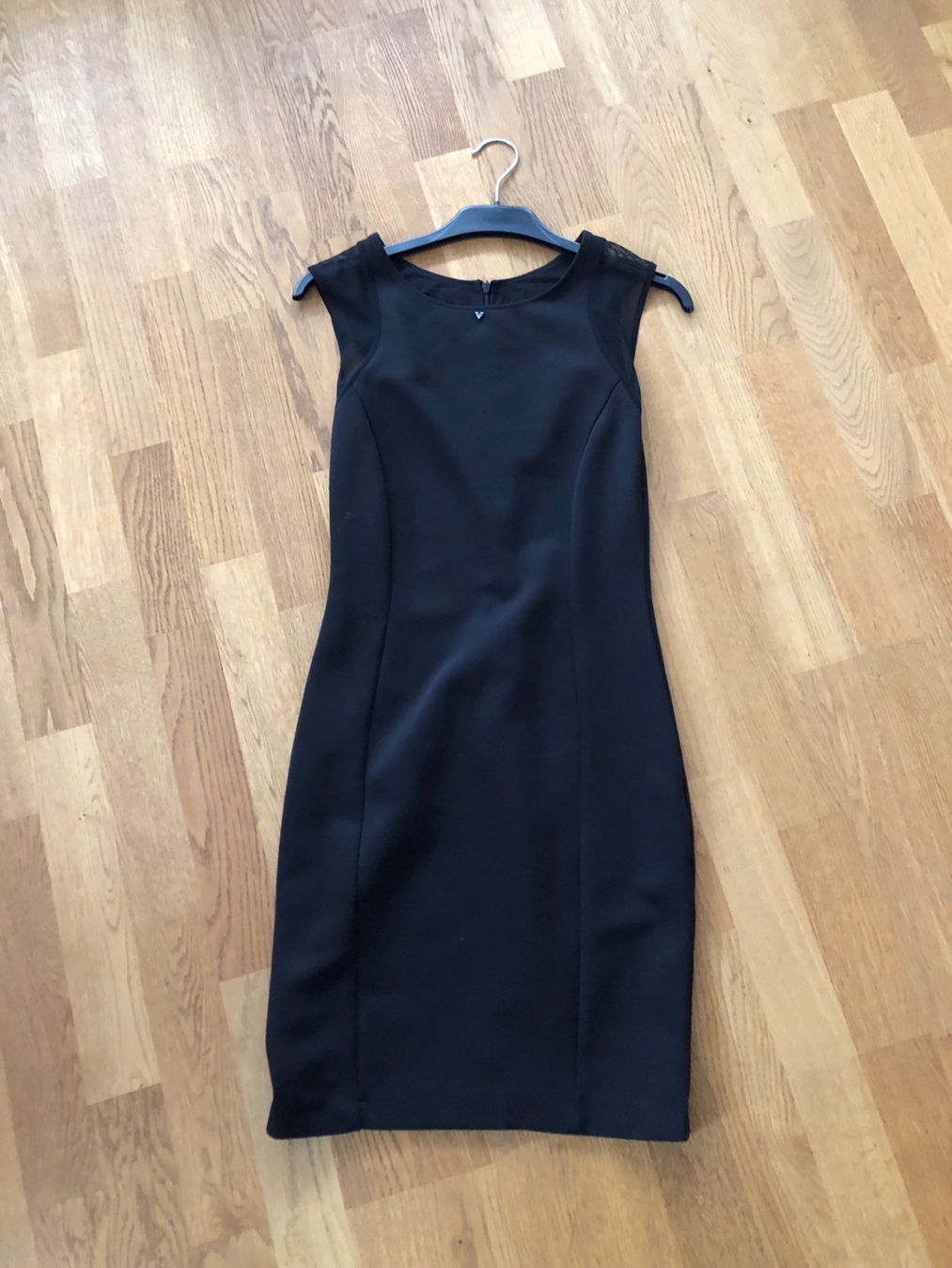 Guess Vestiti: Etuitkleid "kleines Schwarzes" von Guess Grösse S – Usato da Weissbad venduto da Studently