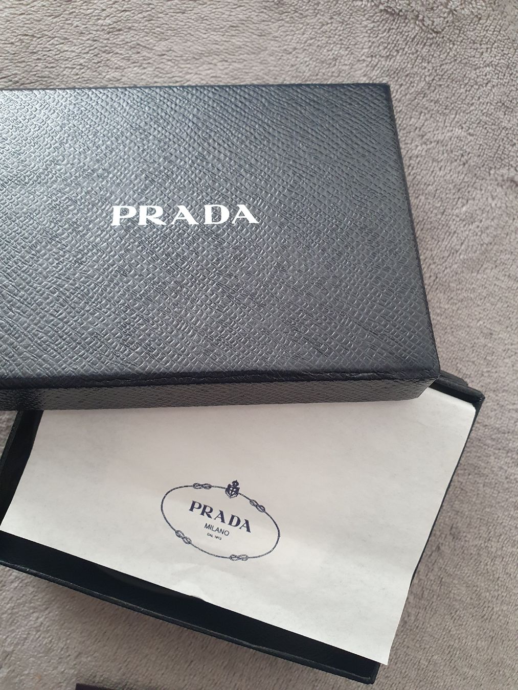 Prada Borse: Authentic Prada Airpods Pro Case Black Leather – Nuovo (secondo la descrizione) da Klingnau venduto da Soldekorarte 3