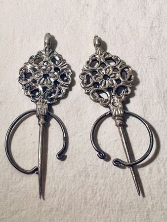 2 petits fibules, argent poinçonné, en pendentif ou autres