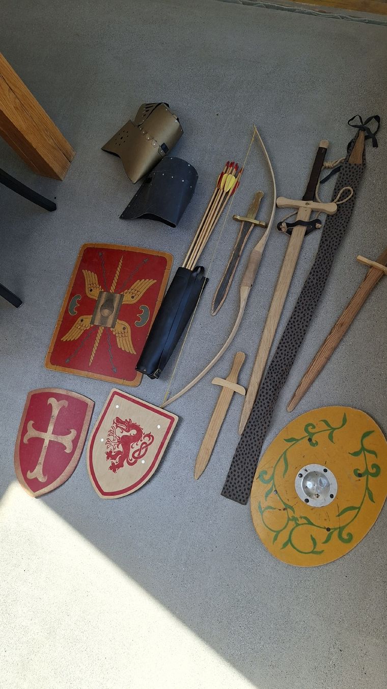 Spielzeuge: Ritterset mit Helm und Schilden/Pfeile und Bogen – Gebraucht aus Rodersdorf von trueegg