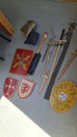 Ritterset mit Helm und Schilden/Pfeile und Bogen