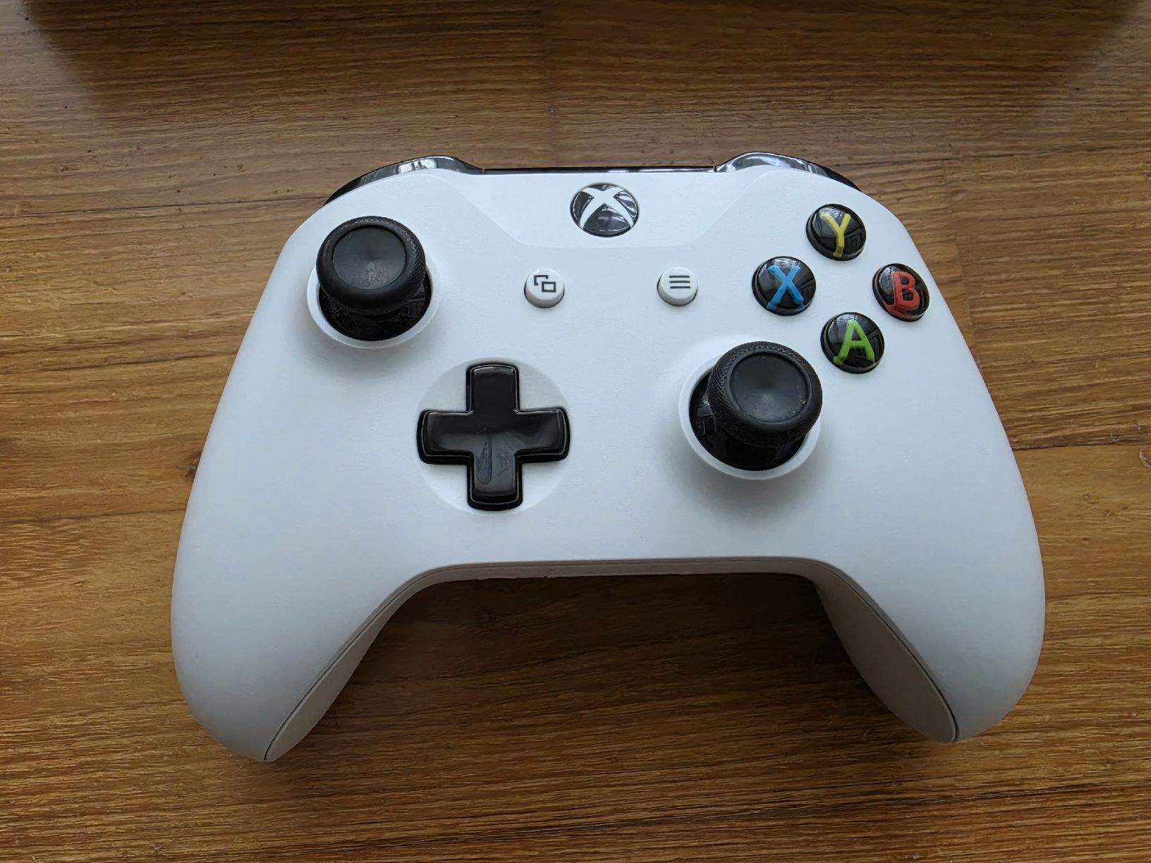 Microsoft Console: Microsoft Xbox One S mit 365 GB, Controller und Spiel – Usato da Bassersdorf venduto da TheBrake 4