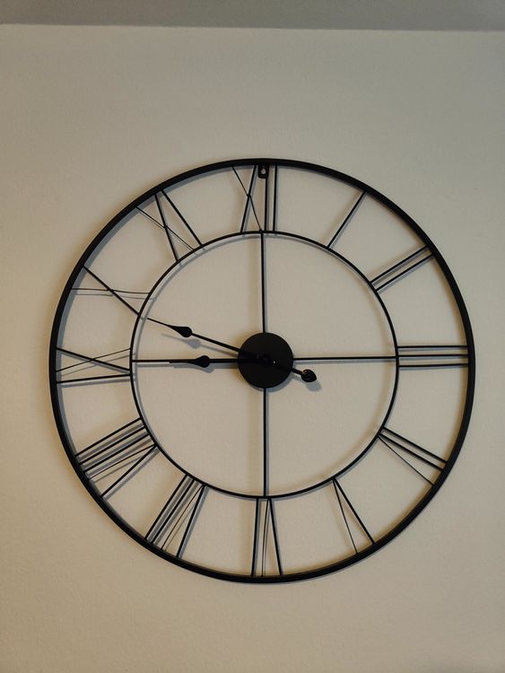 Out Of The Blue Umgekehrte Wanduhr – Schwarz-weißes Design, 28 Cm Durchmesser, Läuft Rückwärts