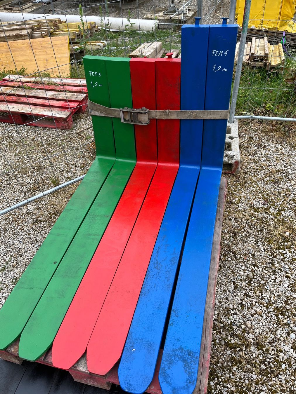 Carrelli elevatori e a forche: 3 paires fourches à palettes – Usato da Bioley-Magnoux venduto da Salvo25