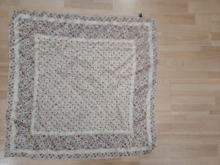 Foulard carré en soie motif floral beige et bleu