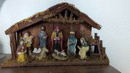 Weihnachtskrippe mit Figuren und Stall