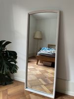 Wandspiegel mit weiss gestrichenem Rahmen