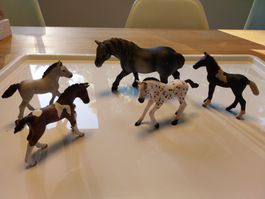 Schleich 4 Fohlen und 1 Ross