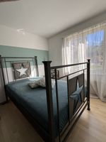 Metallbett mit Stern