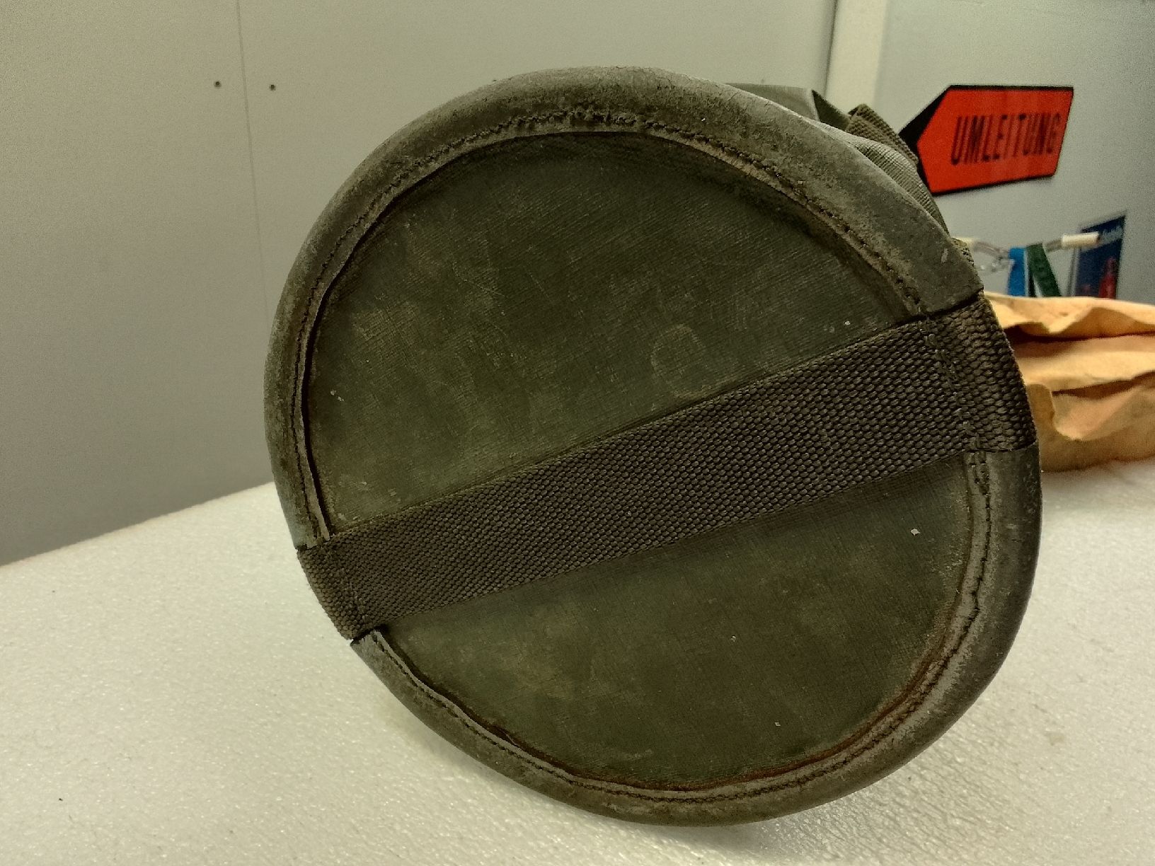 Töpfe: Faltbarer Militär-Eimer, olivgrün mit Leder. – Gebraucht aus Trubschachen von Caddy8 2