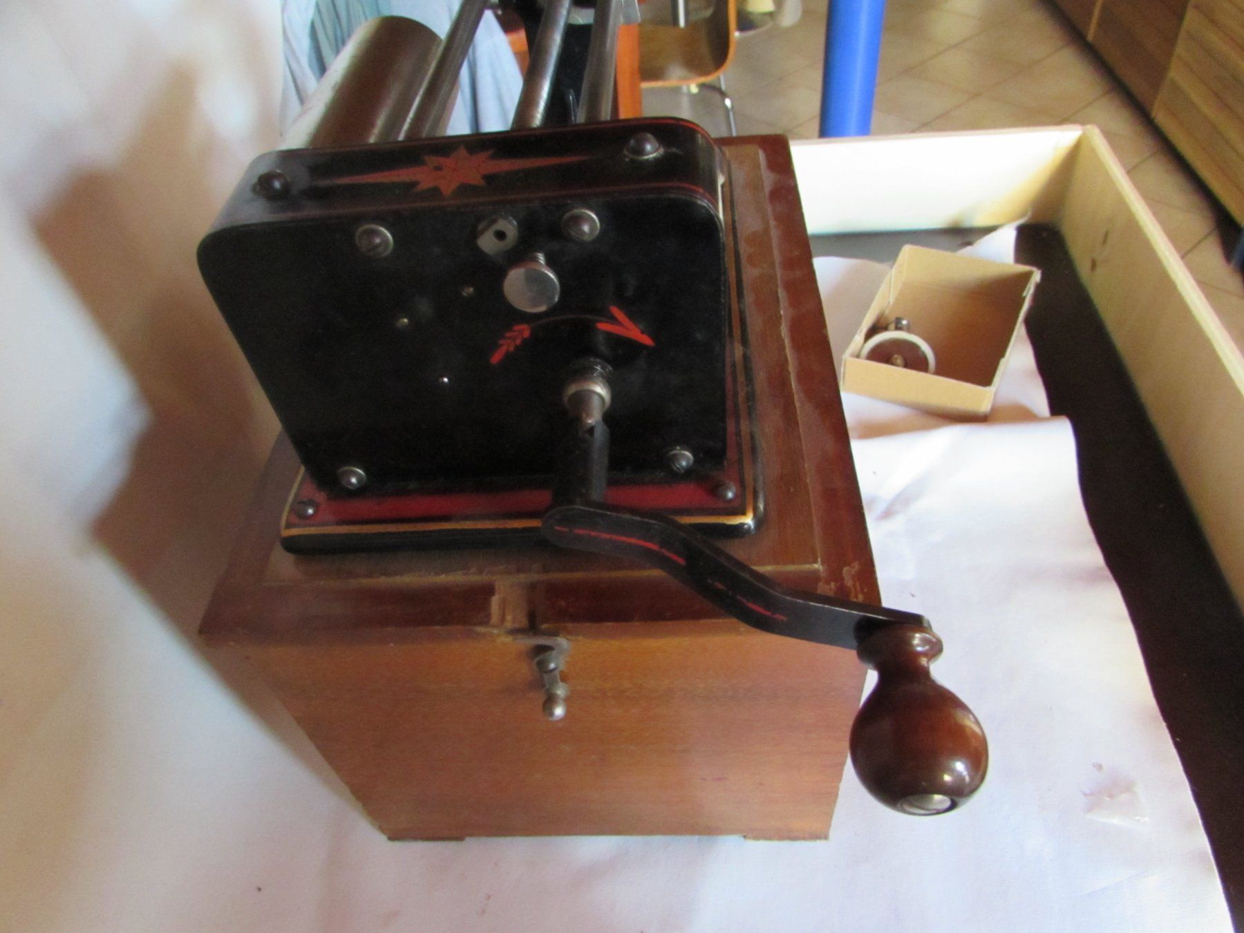 Carillon: Boîte pour phonographe Excelsior, en bois, avec machine à... – Usato da Onnens VD venduto da didier1956 4