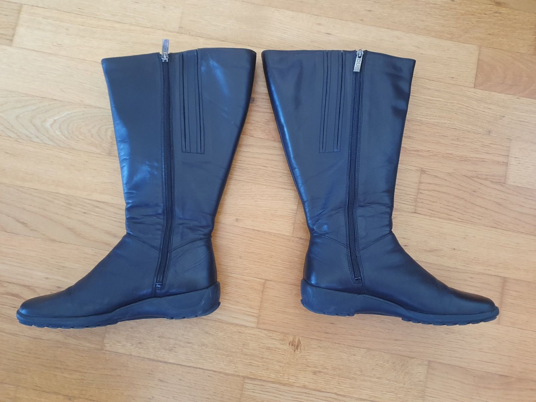 Scarpe da donna: Echtleder Weitschaftstiefel Gr. 37 Schwarz ohne Absatz – Usato da Zweidlen venduto da Shubli