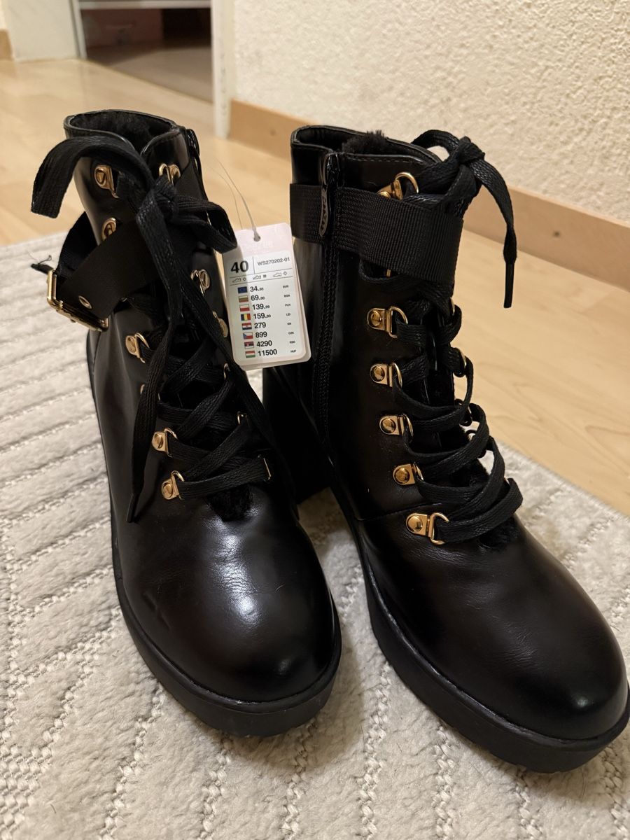 Scarpe da donna: Schwarze Boots mit Absatz, Grösse 40 – Nuovo (secondo la descrizione) da Chur venduto da Vinvin.10 1