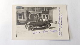 Très ancienne carte postale, ancienne voiture et famille