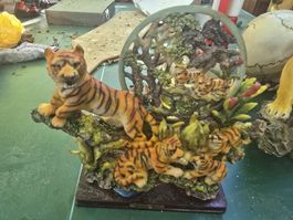 Prachtvolle Tiger-Familie – Detailreiche Sammler-Skulptur