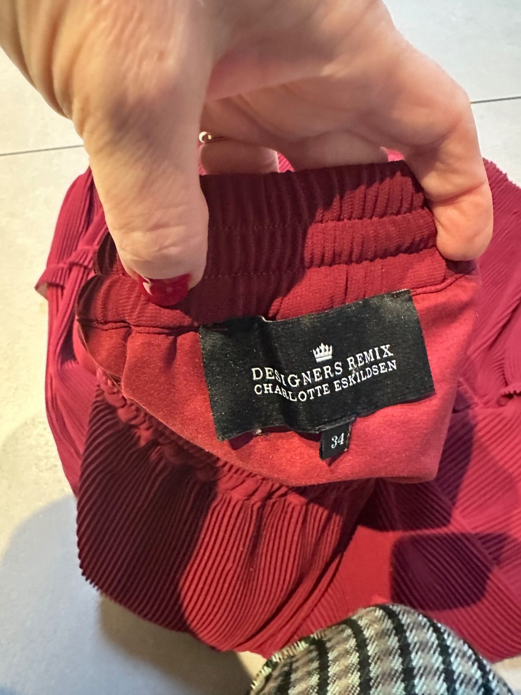 Gonne: Bordeaux-roter Designer Rock – Usato da Luzern venduto da Tinette 1