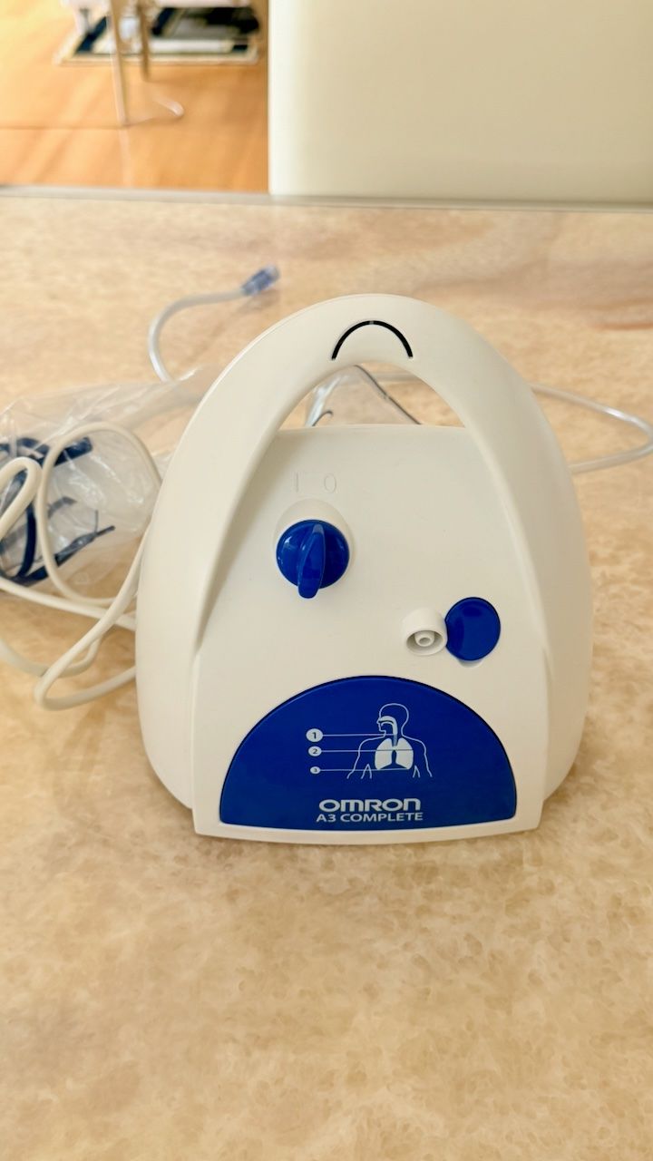 Omron Attrezzature mediche: Omron A3 Complete Inhalationsgerät NE-C300-E Vernebler – Usato da Zürich venduto da sr.zurich