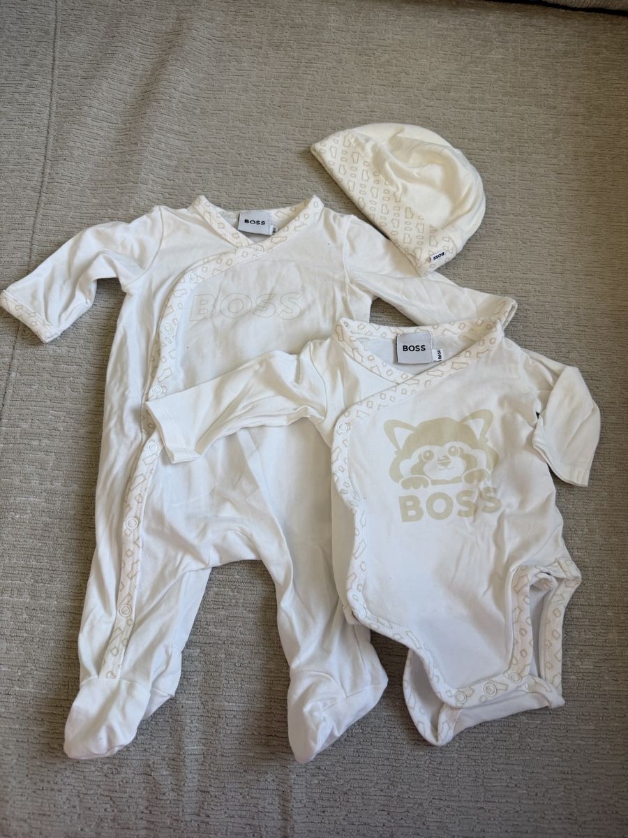 Hugo Boss Kleiderpakete & -sets: Newborn Set von Boss – Gebraucht aus Altendorf von Carcoura