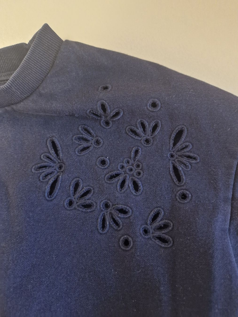 H&M Maglioni & Felpe: Dunkler Pullover mit Lochstickerei floral – Usato da Wädenswil venduto da ari_k29d 2