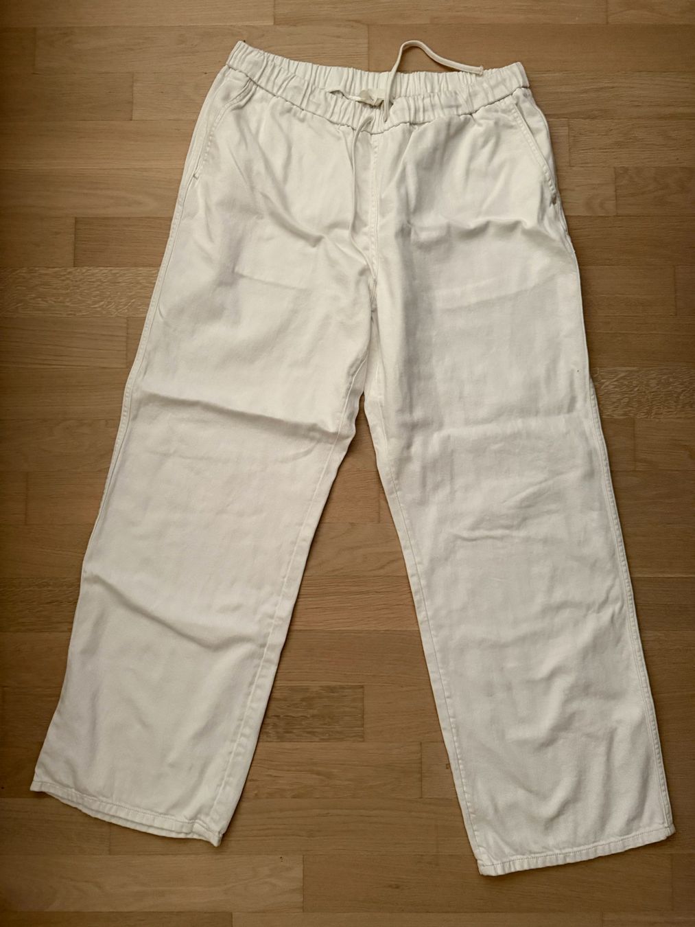 Arket Pantaloni: ARKET Drawstring Denim Trousers | White | Size L – Usato da Zürich venduto da kri_s7wd