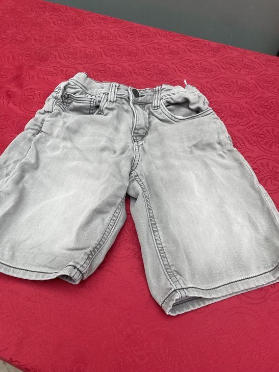 Hosen: Junge Shorts Hellgrau Jog Denim 146 – Gebraucht aus Bergdietikon von antovale