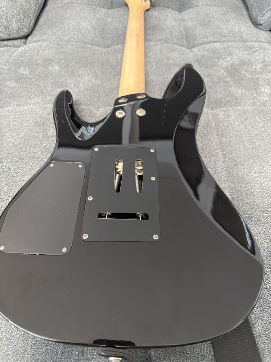 Strumenti musicali: E-Gitarre mit Gurt, neuwertig – Usato da Hunzenschwil venduto da Amblazing 5