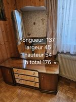 Charmante coiffeuse avec miroir