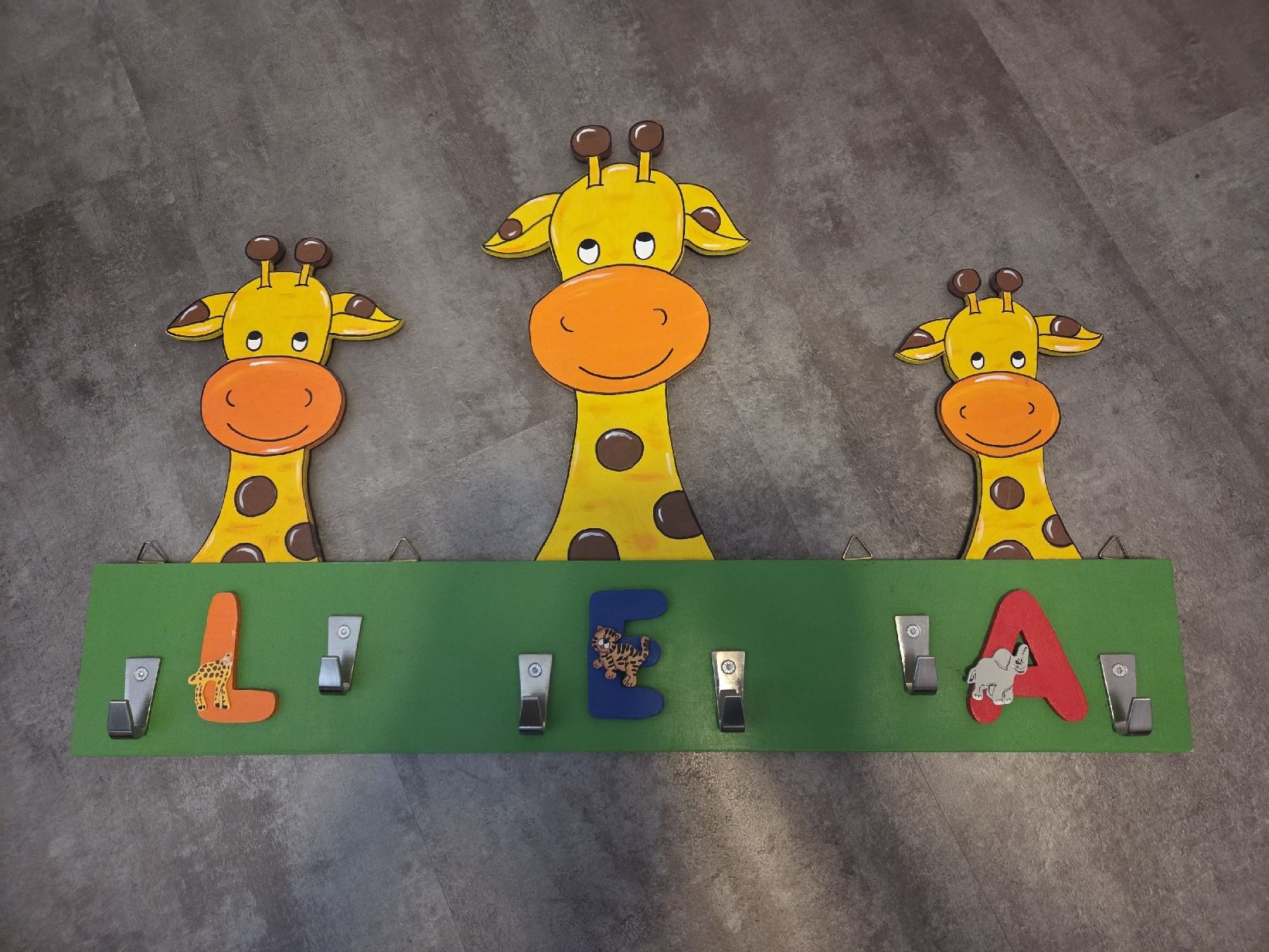 Guardaroba: Kindergarderobe Giraffen aus Holz – Usato da Sarmenstorf venduto da Hurrli
