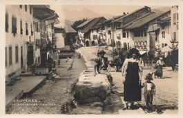 Gruyères (FR) Alte Masse im Dorf anime