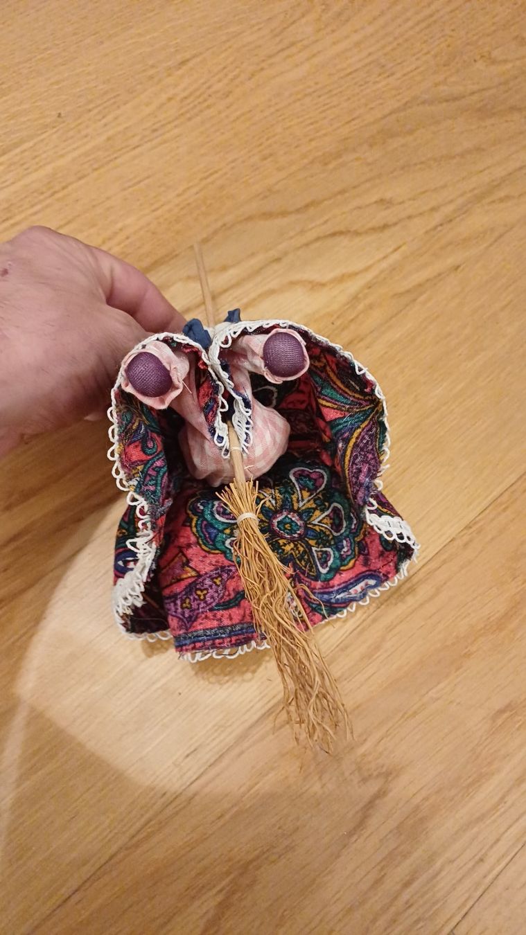 Statuette: Lustige Hexenpuppe mit Besen, Deko – Usato da Oberneunforn venduto da Bumbam 4