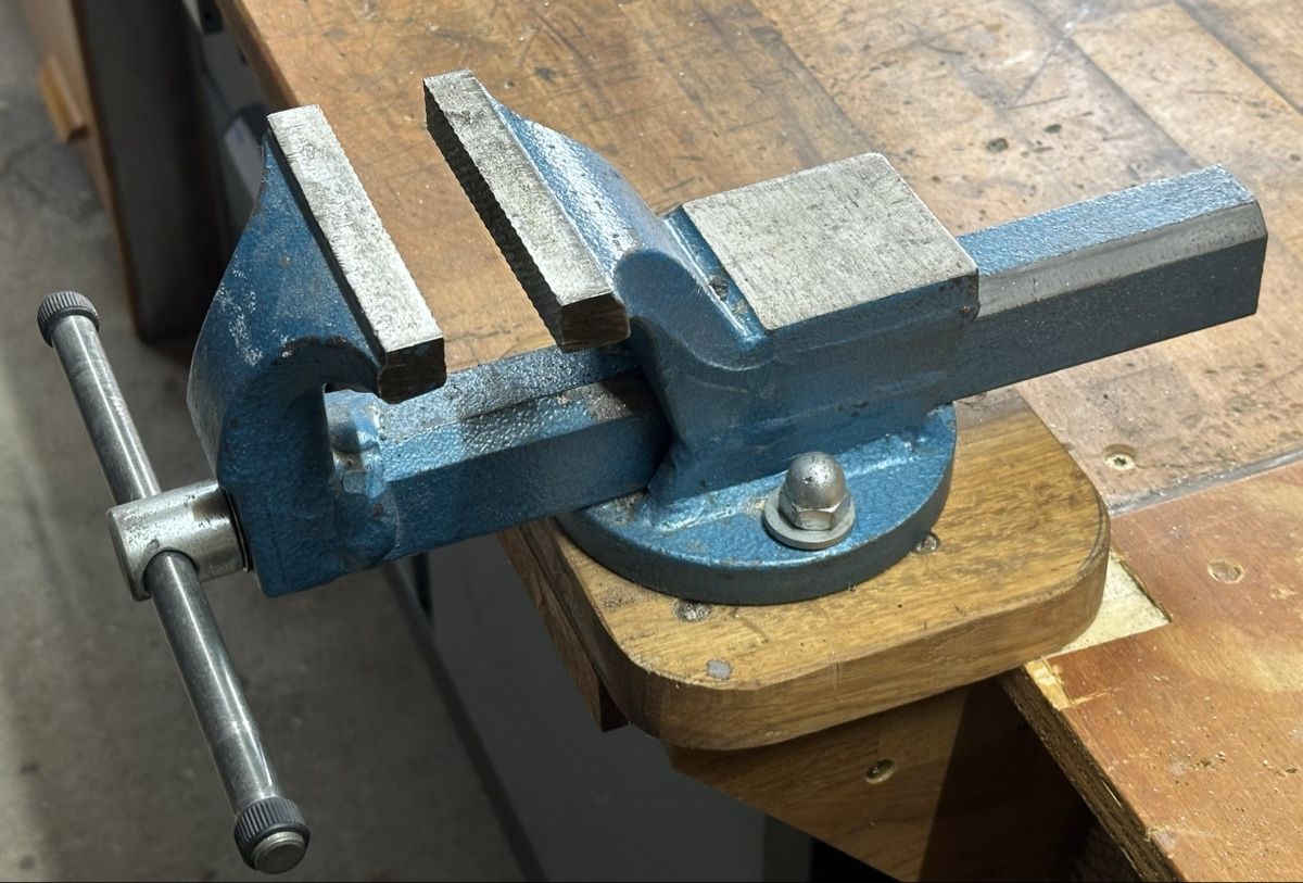 Alle Werkzeuge: Schraubstock 100mm Backenbreite mit Schonbacken – Gebraucht aus St-Gingolph von Edgar1920 1