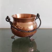 Schöner kleiner Kupferkessel mit Griff und Beinen