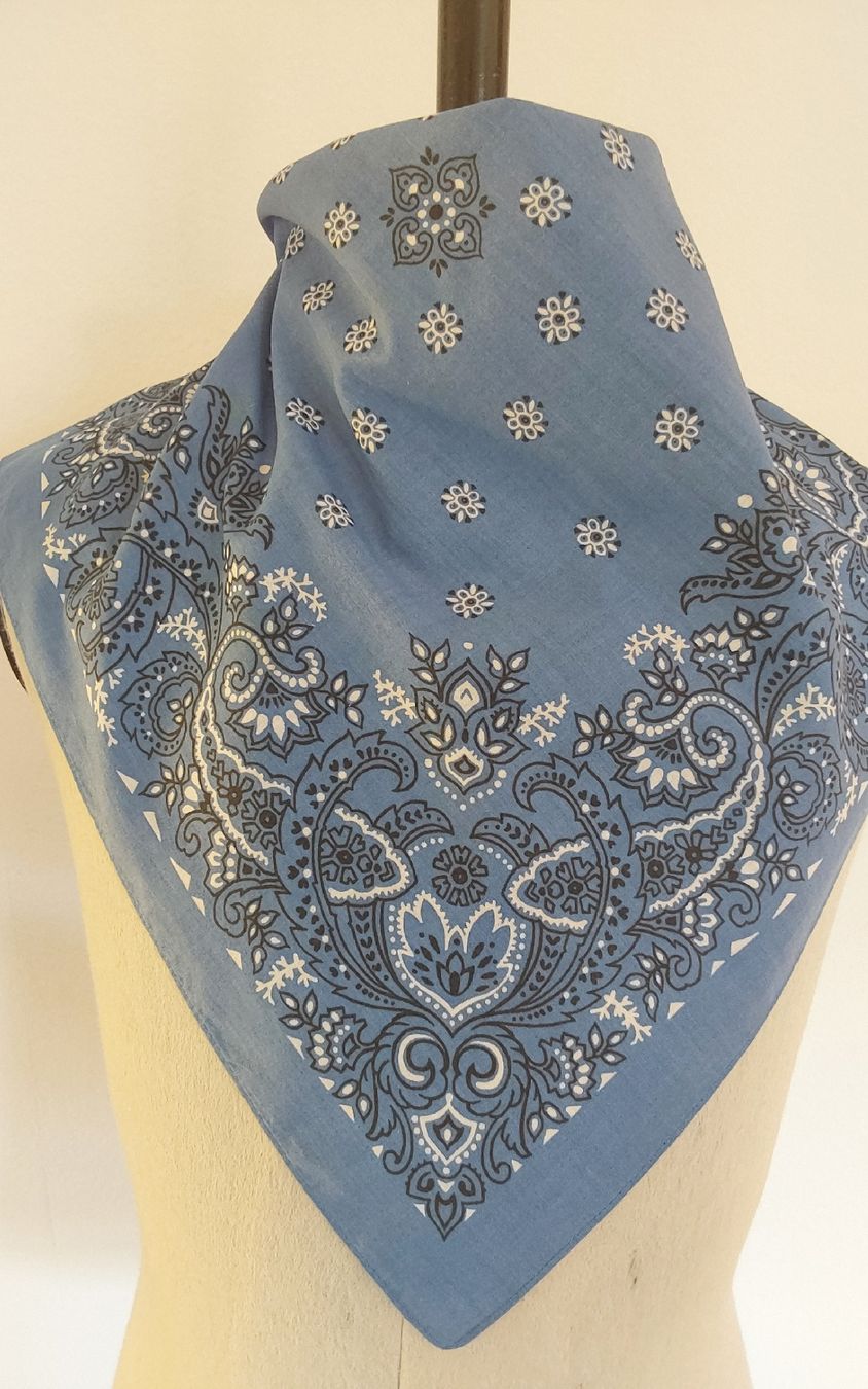 Foulards & écharpes: Baumwolltuch quadratisch hellblau – D'occasion à Köniz par scopello12