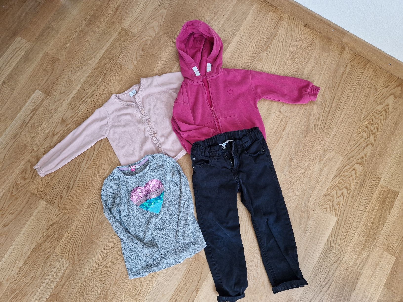 Lotti & Set di vestiti: Kleiderpaket Gr 104 – Usato da Zürich venduto da mel_mzx6