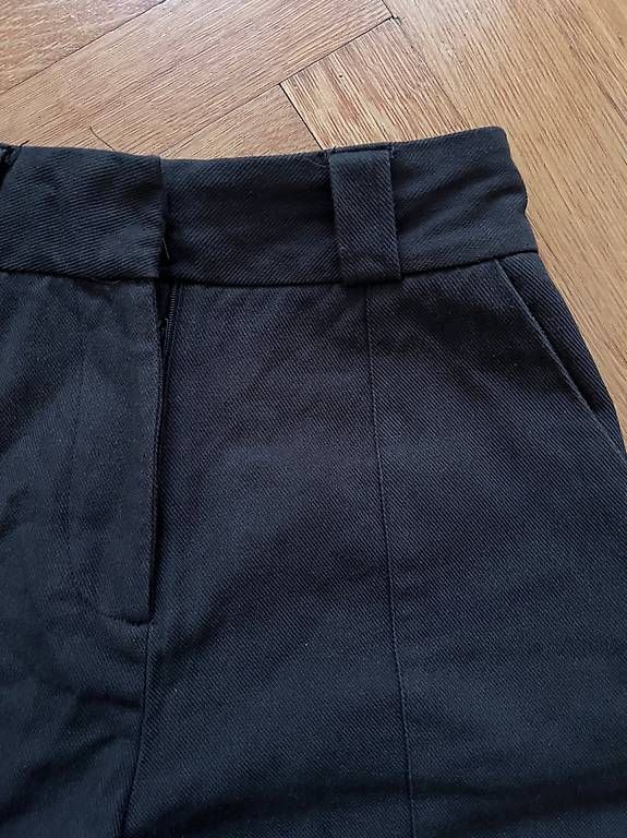 Pantaloni: Short noir, taille 8 – Usato da Lausanne venduto da sugarplumfairy 1