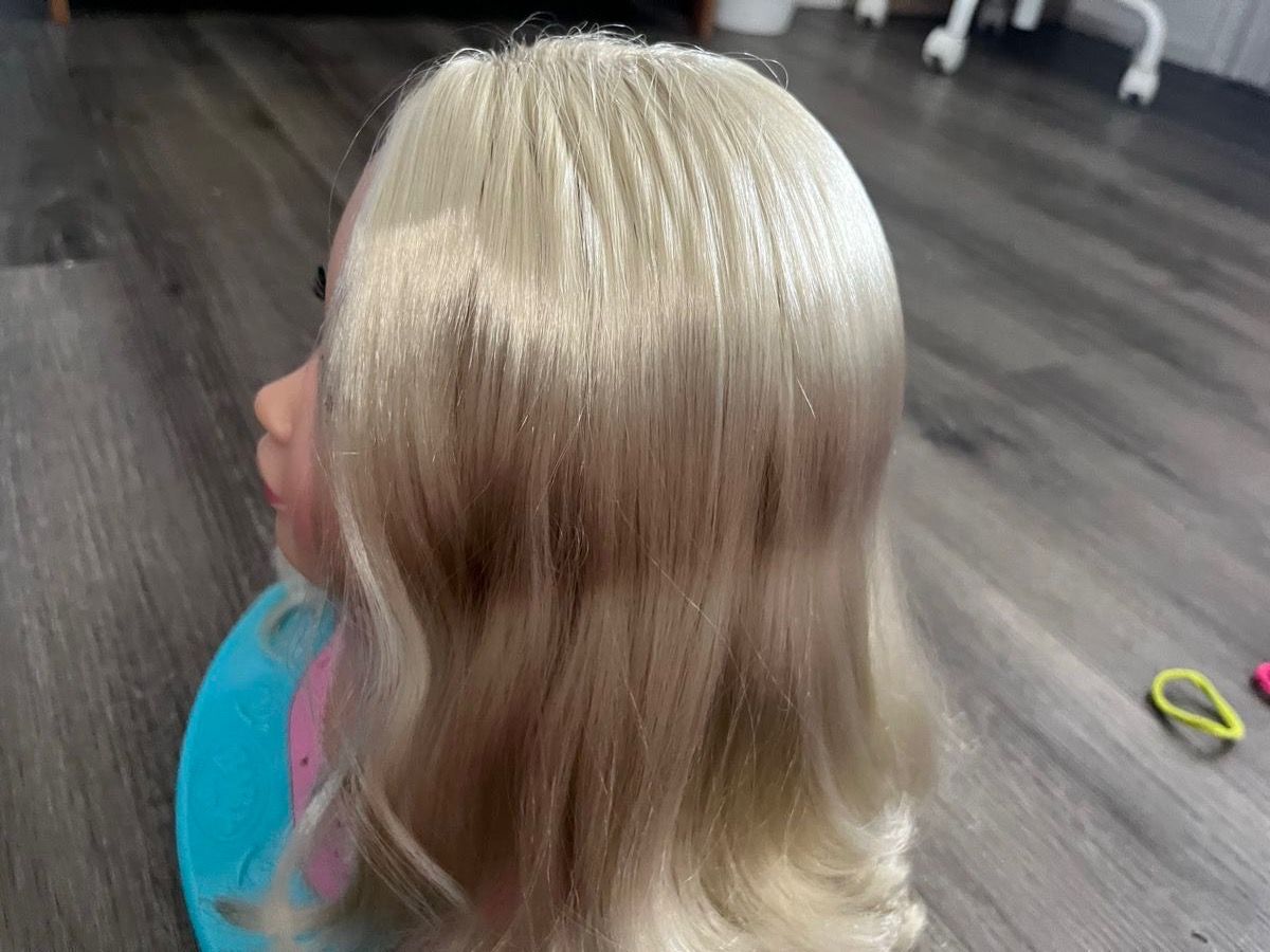 Puppen: Frisierpuppe mit 4 Haargummis und einem Haarsträhl – Gebraucht aus Brittnau von  5