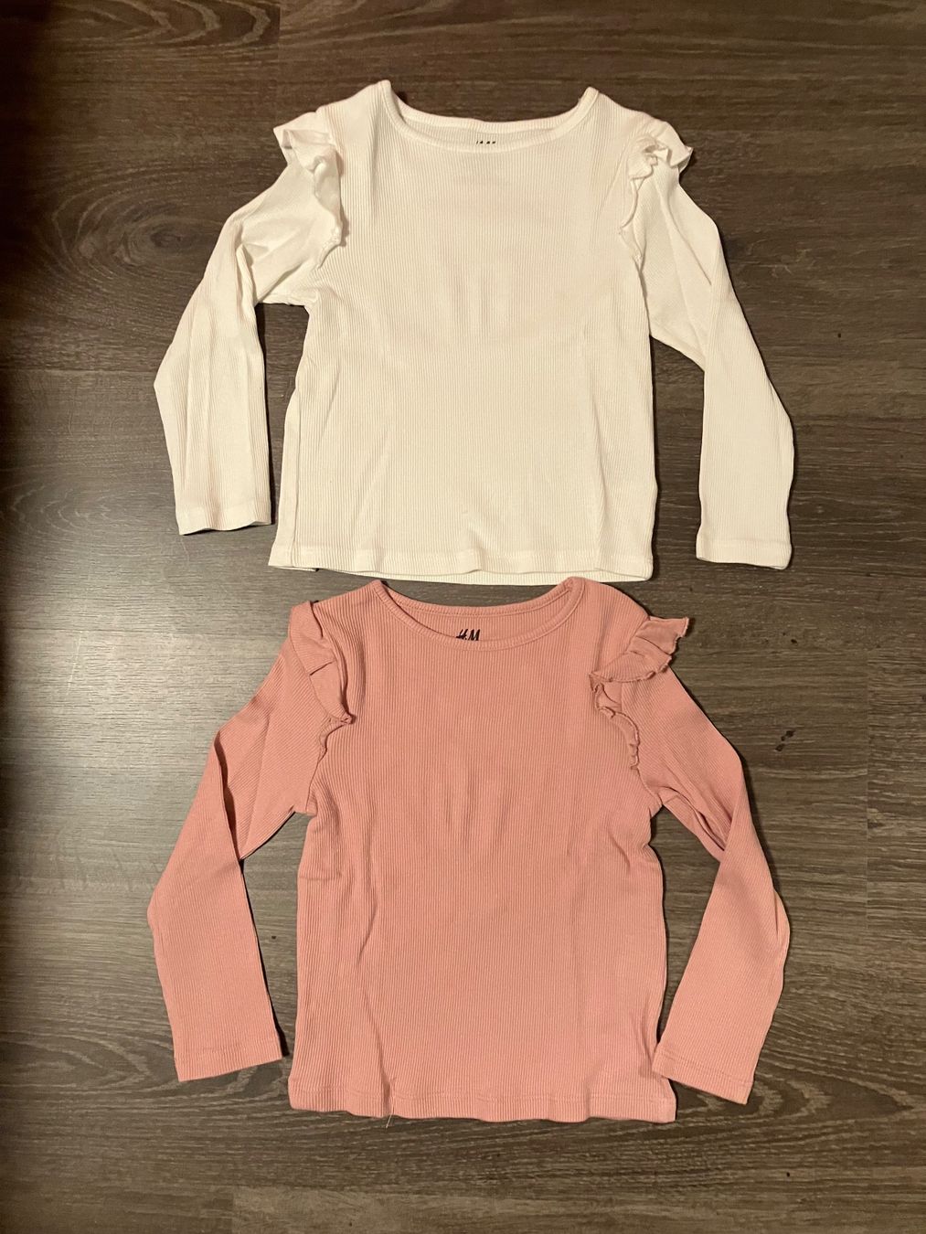 H&M Lotti & Set di vestiti: Langarmshirts H&M 98/104 - 2 Stk. – Nuovo (secondo la descrizione) da Gattikon venduto da stri_lgs79