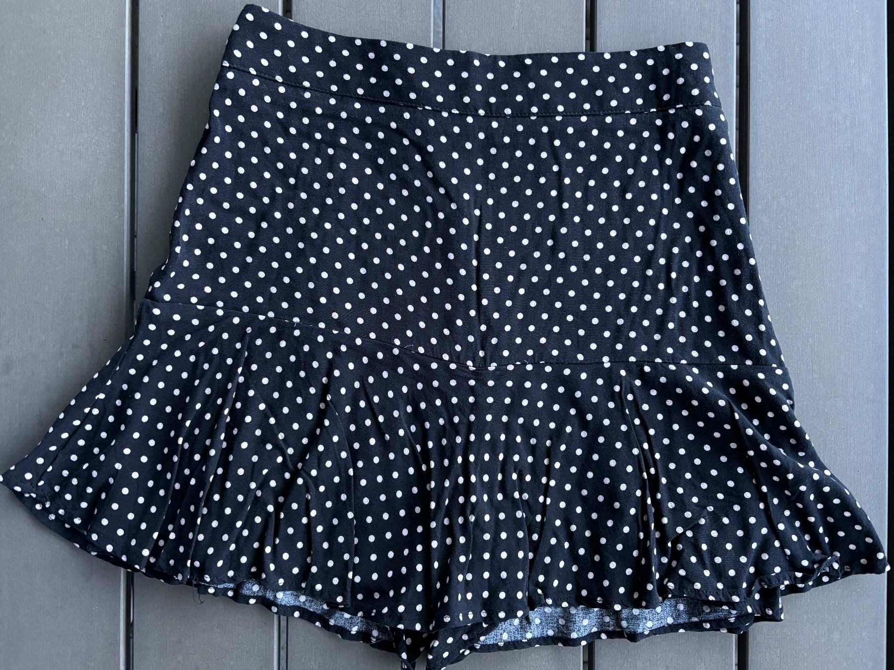 Pull&Bear Gonne: Pull&Bear POLKA DOT MINI SKIRT  - black, Gr. S – Nuovo (secondo la descrizione) da Ebnat-Kappel venduto da Molton