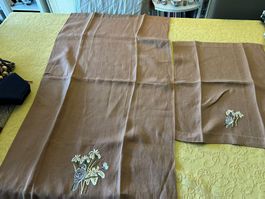 Set di vecchi asciugamani marroni ricamati a mano