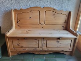 Rustikale Holzbank, ideal für den Eingangsbereich!